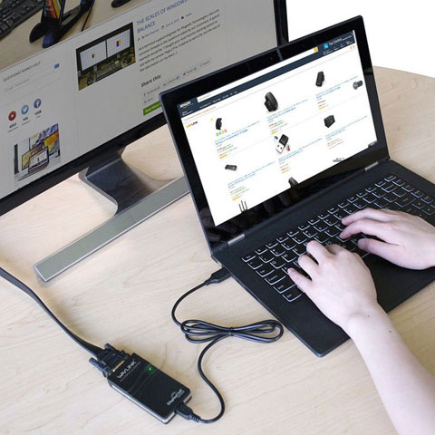 A laptop in front of a monitor, which is connected to the laptop via the USB graphics adapter and works in extended mode