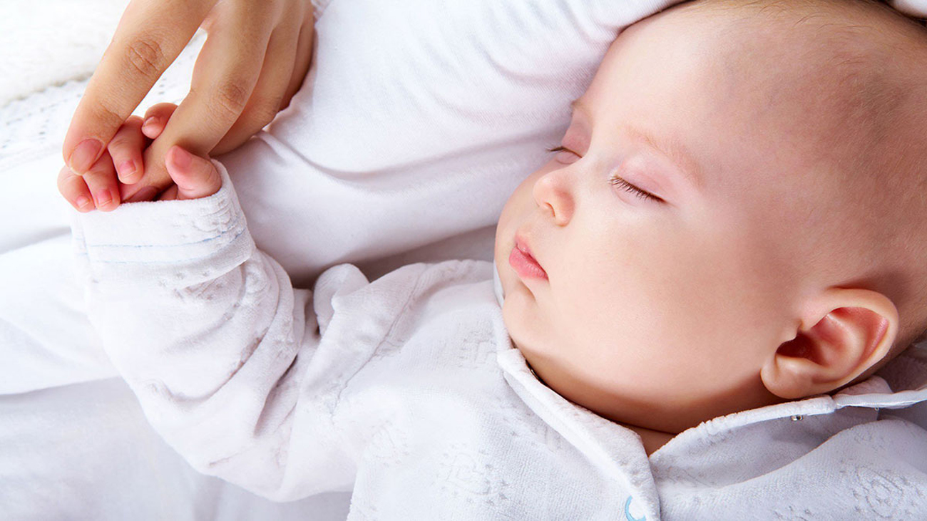 A baby is sleeping to hint quite fanless design.