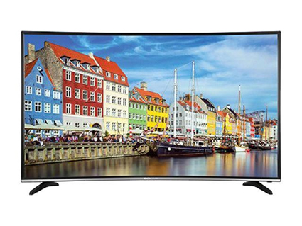 The BOLVA 55CSV02 TV with an image of Amsterdam during the day, specifically a residential area next to the canals. The houses are brightly colored and many people are lined up next to the water where some sail boats are docked