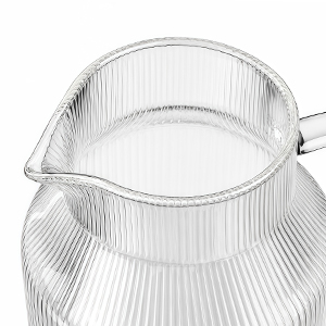 An extra-wide 9 cm opening makes filling and cleaning easy.