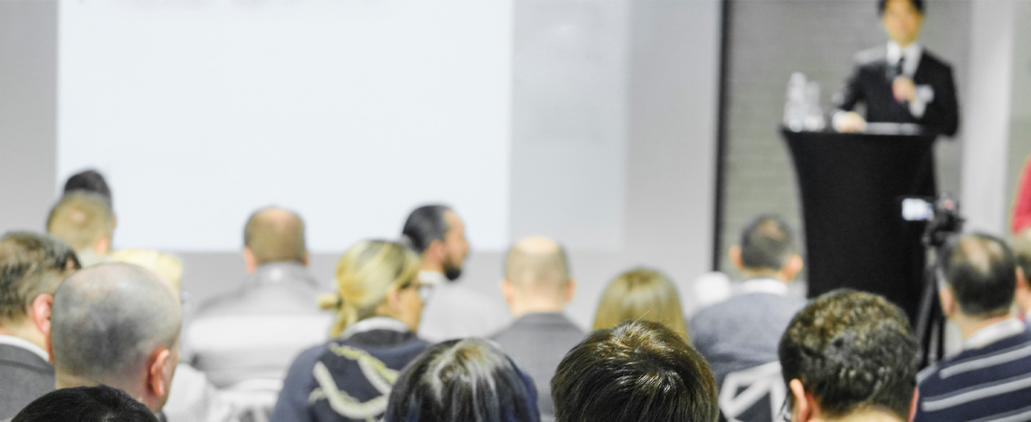 People use Avantree audiplex in conference meeting.
