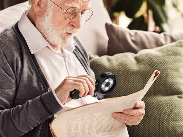 illuminated magnifying glass
