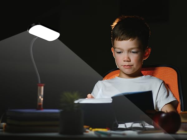 kids_studying_lamp