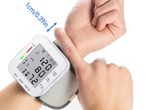 The distance between the cuff and the hand should be 1cm