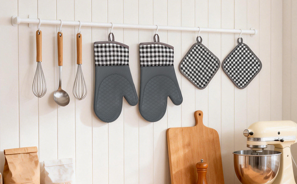 hot pads and oven mitts