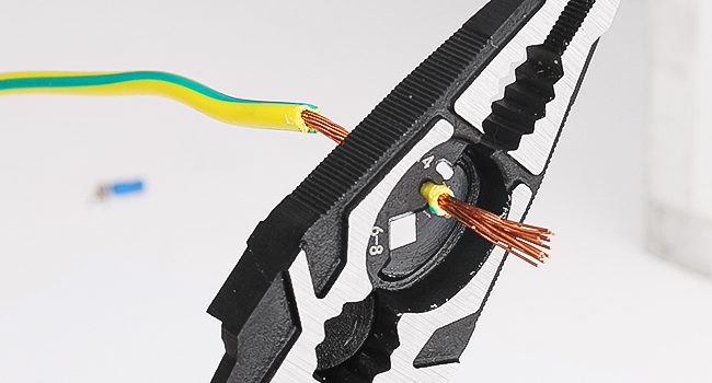 Quickly strip off the wire without harming the core