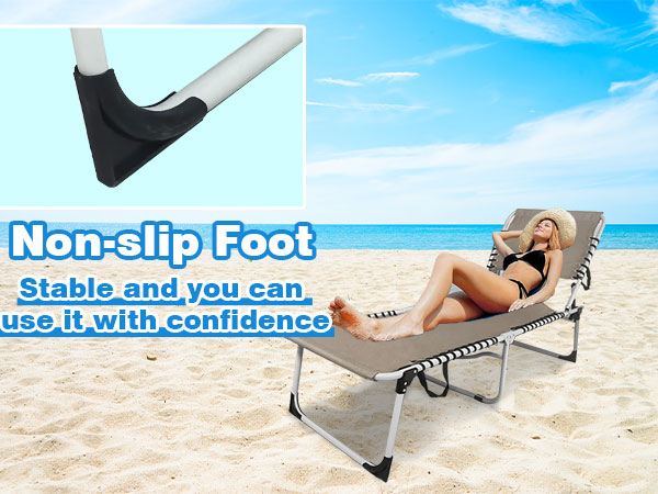 Lounge chair with non-slip feet on beach. Close-up shows black rubber foot on metal frame. Text highlights stability and confidence in use.