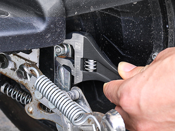 adjustable wrench application