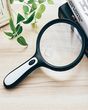 magnifying glass with light