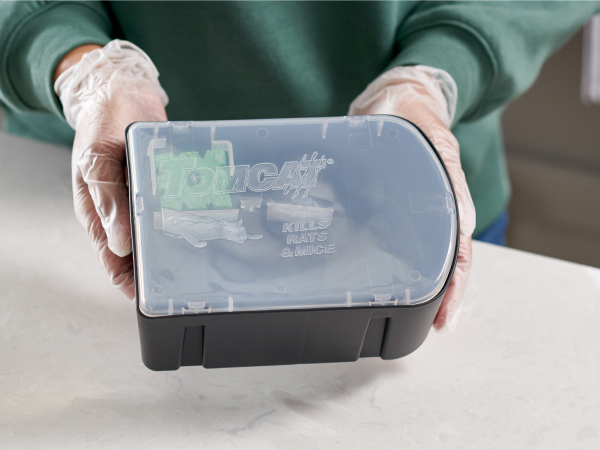 See-through lid for easy monitoring of bait.
