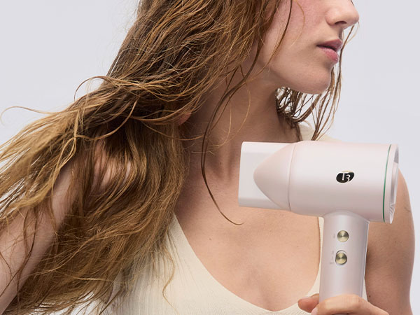 LuxeDry dyrer drying wet hair