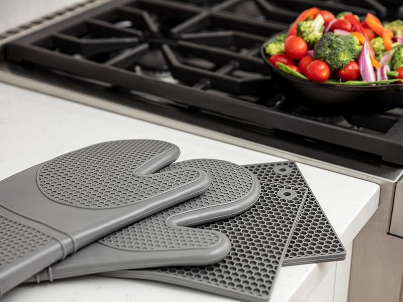 Oven mitts and pot holders set, trivets, oven mitts
