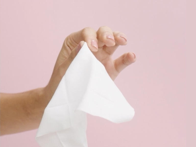 hand holding anti-itch wipe