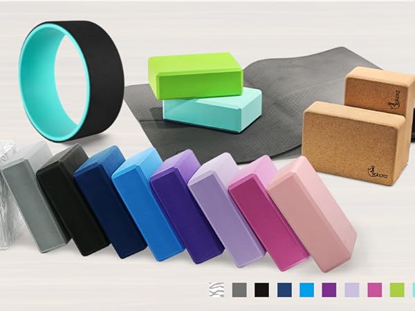 Text reads 'Asà practica Facil de mover'. Minimalist design showing colorful cube shapes and round objects against white background demonstrating movement or arrangement.