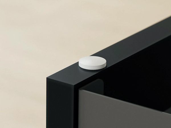 Rubber pads keep the desk stand firmly in place while protecting your desk from scratches.
