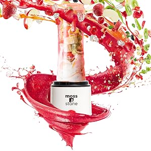 Single serve smoothie maker blending fresh fruit and liquid