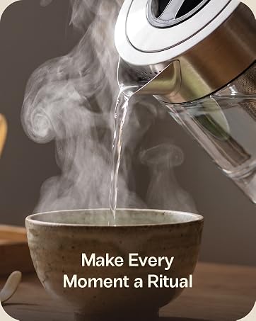 Vianté glass tea maker pouring freshly brewed tea into a steaming cup