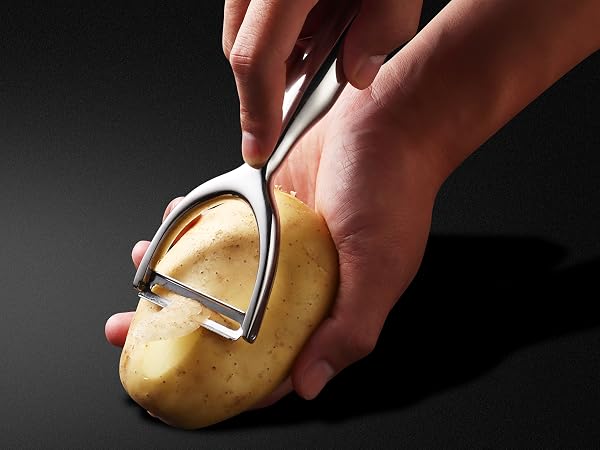Vegetable peelers for kitchen follows contours, peels precisely and minimizes waste
