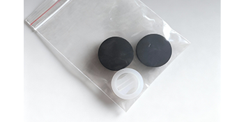 Comes with 2 black airtight silicone plugs and 1 white one-way degassing valve.