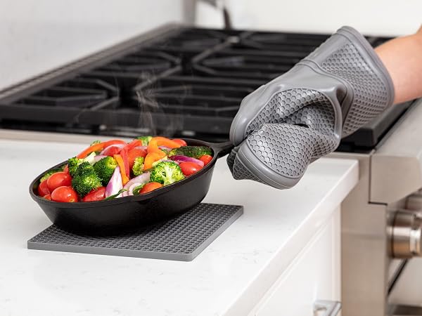 Oven mitts, oven mitts and pot holders set