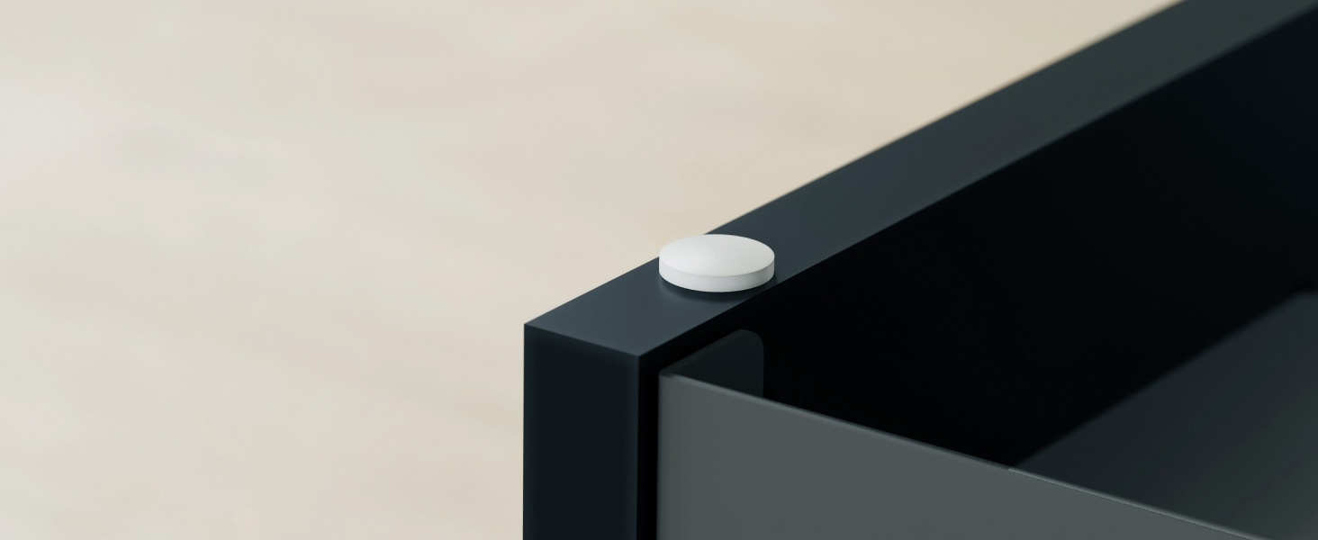 Rubber pads keep the desk stand firmly in place while protecting your desk from scratches.