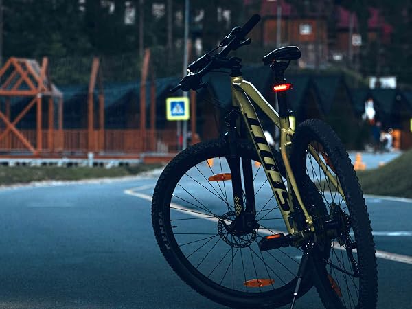 Kit-R1 rear bike light, compact design, USB rechargeable, red LED light