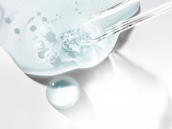 Abstract serum particle next to information related to Hyaluronic Serum and its benefits.