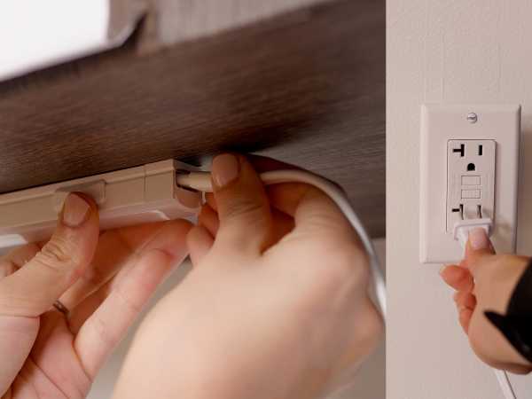 under cabinet lighting plug in linkable