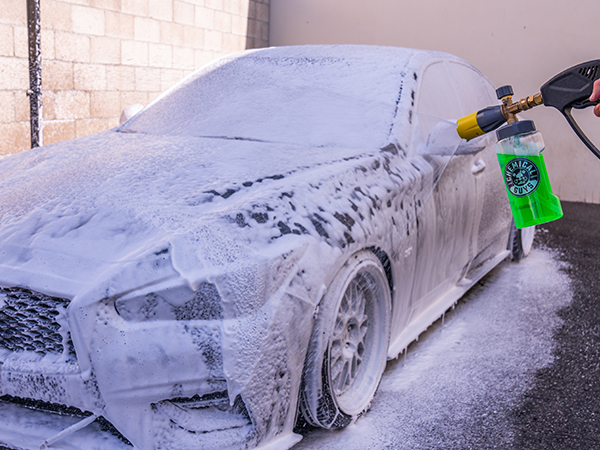 Wide-mouth foam cannon with high-flow nozzle producing dense suds for auto detailing