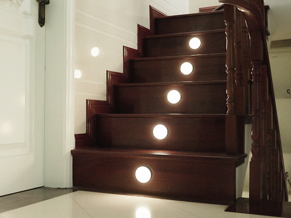 puck lights with remote 12-1