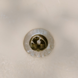 Water flowing down the drain with bathtub DrainWig installed