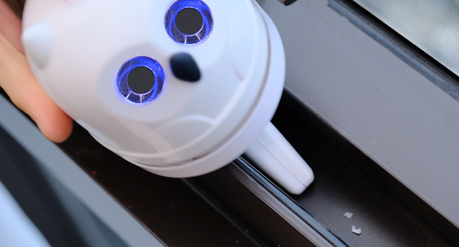 Owl vacuum eyes' light up