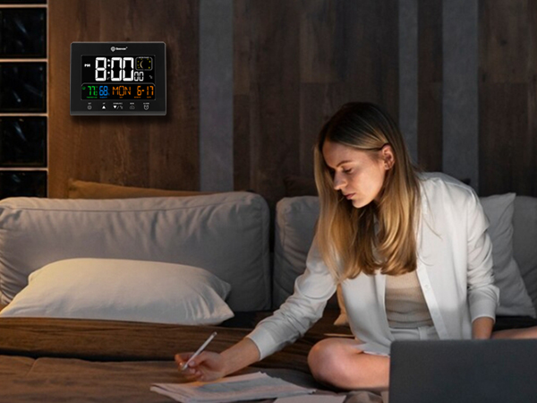 Atomic clock with USB Charging