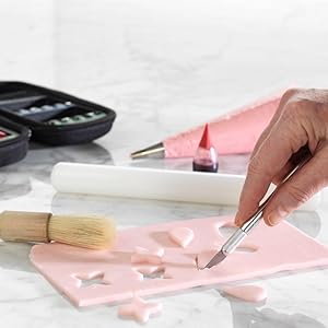 Lightweight Aluminum Handle for a Versatile Knife