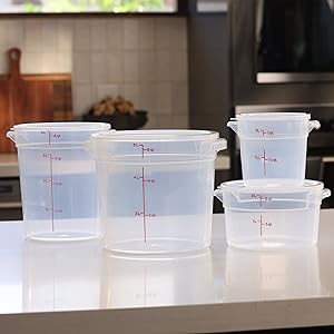 Round food buckets in translucent plastic