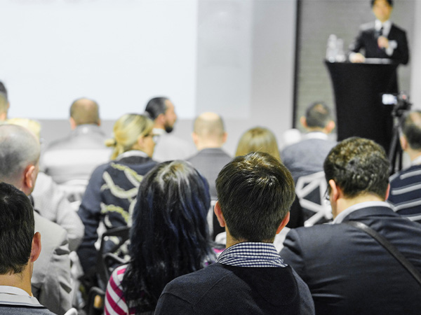 People use Avantree audiplex in conference meeting.