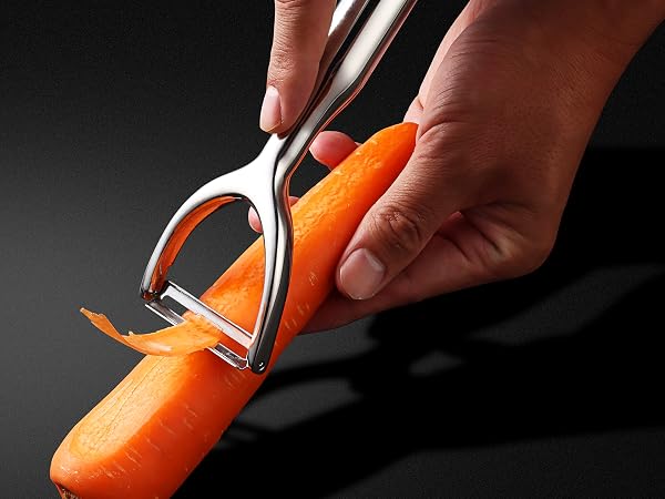 Vegetable peelers for kitchen follows contours, peels precisely and minimizes waste