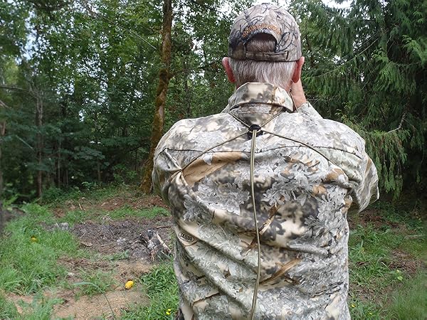 Image showing how to tighten the cord to a comfortable fit.