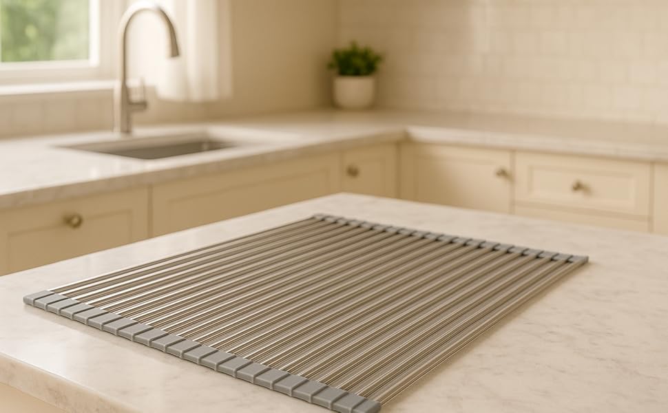 Modern kitchen with gray IDEAS MOLDE-ART roll-up mat