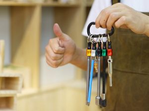 The keychain bit holder features durable aluminum alloy construction, is lightweight and anti-rust