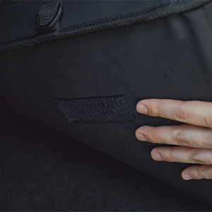 A hand shows the hook-and-loop grip surface on the base of the NINEDUCK trunk organizer.