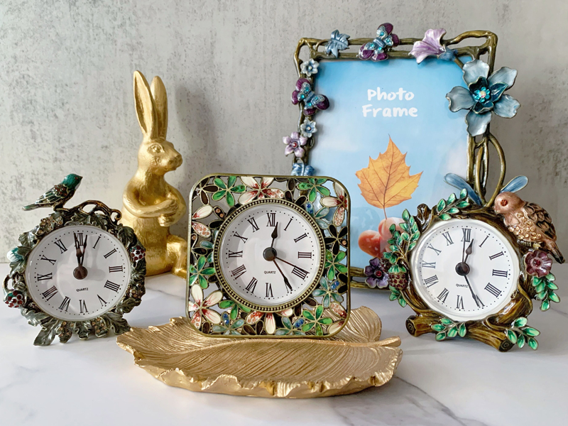 Mini Table Clock, Classic Analog Desk Clock with Battery Operated
