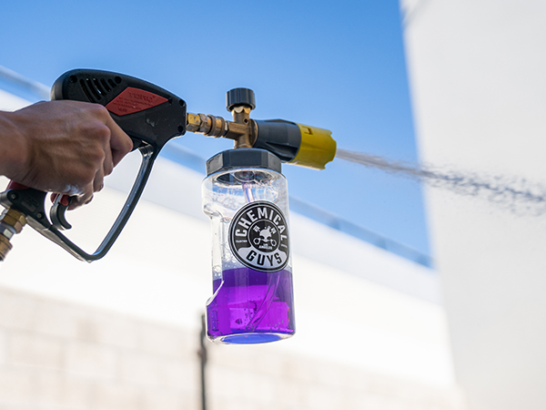 Heavy-duty foam cannon creating rich lubrication to reduce wash-induced swirls