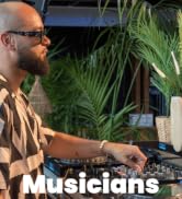 DJ using Earasers