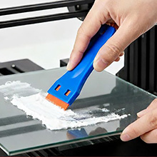 use scraper to clean 3D printer's bed