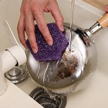 Non scratch sponge cleaning dirty pan safely