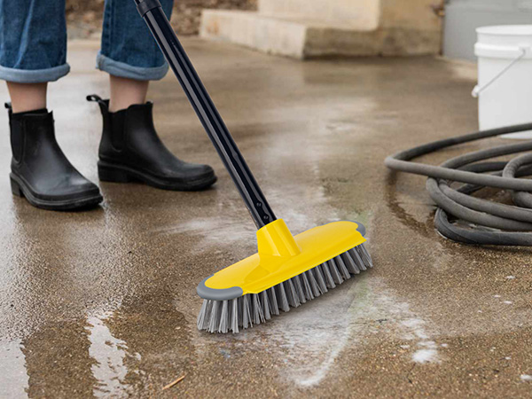 scrub brush with handle