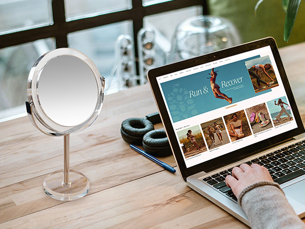Dual-sided 1X/30X makeup mirror on desk with elegant design