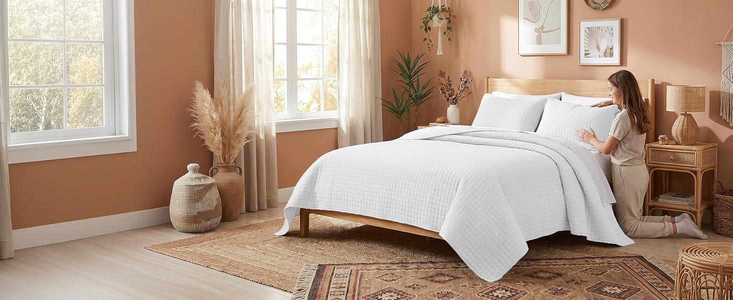 Oversized twin bedspread in white with breathable microfiber and elegant drape
