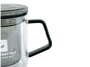 Ergonomic handle on borosilicate glass tea mug providing comfortable grip